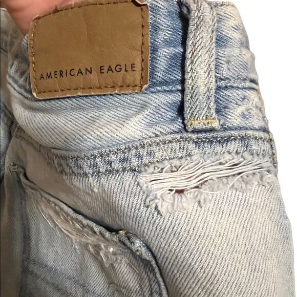 😊 3/$30 
AE Mom Short Sz 4 light denim distressed, high waisted EUC - Picture 8 of 16